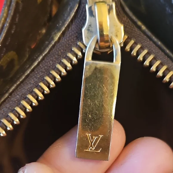 Louis Vuitton Classic Monogram Tote with Tan Straps - Picture 5 of 13